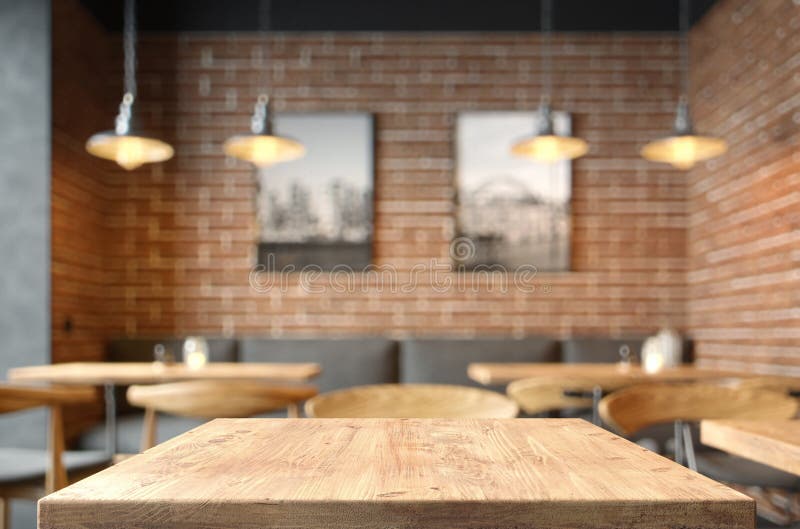 Leerer Couchtisch über konzentriertes Kaffeehaus lizenzfreie stockfotos
