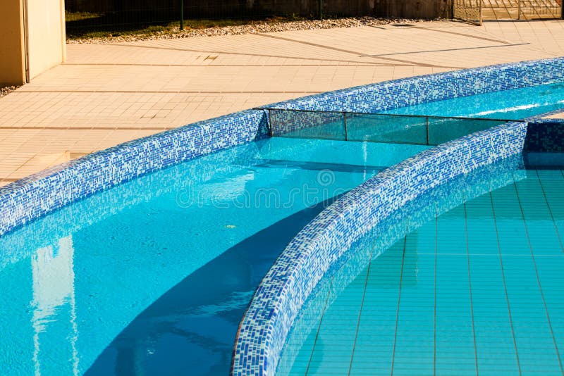 Leerer fauler Fluss im Swimmingpool lizenzfreie stockfotografie Leerer fauler Fluss im Swimmingpool lizenzfreie stockfotografie