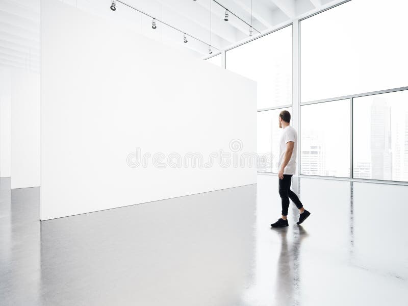 Leerer Galerieinnenraum mit weißem Segeltuch und Jungen