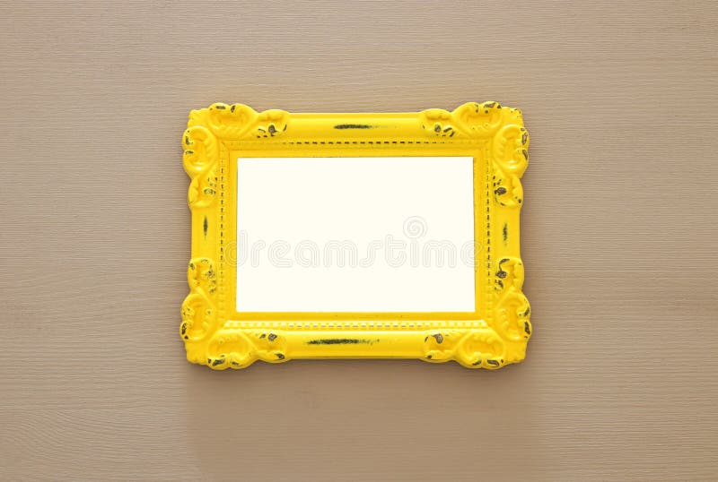 Leerer gelber Fotorahmen der Weinlese über grauem Hintergrund Bereiten Sie für Fotografiemontage vor lizenzfreie stockbilder Leerer gelber Fotorahmen der Weinlese über grauem Hintergrund Bereiten Sie für Fotografiemontage vor lizenzfreie stockbilder