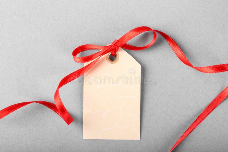 Leerer Geschenkumbau mit rotem Band auf grauem Hintergrund lizenzfreie stockfotos Leerer Geschenkumbau mit rotem Band auf grauem Hintergrund lizenzfreie stockfotos