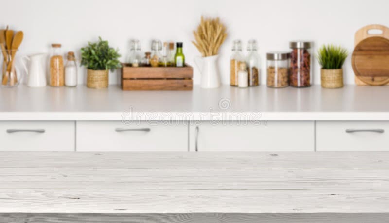 Leerer Holztisch mit bokeh Bild des Küchenbankinnenraums