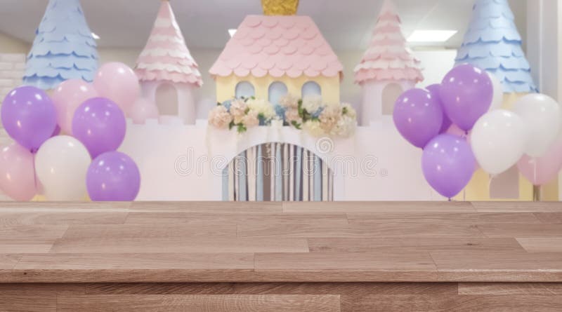 Leerer Holztisch mit unscharfem Hochzeits- oder Geburtstagsfeierhintergrund stockbilder Leerer Holztisch mit unscharfem Hochzeits- oder Geburtstagsfeierhintergrund stockbilder