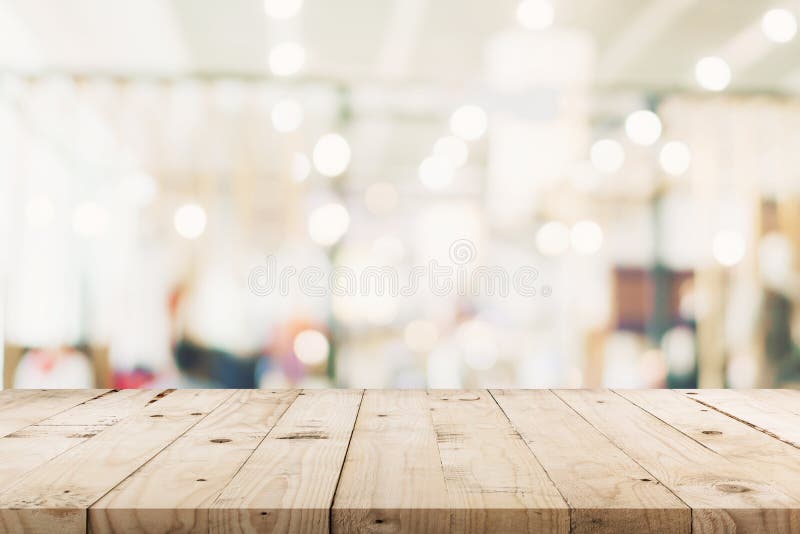 Leerer Holztisch und unscharfer Hintergrund - Speicher von Einkaufszentrumunsch? rfe-Hintergrund bokeh mit Anzeigenmontage f? r Pro lizenzfreies stockbild