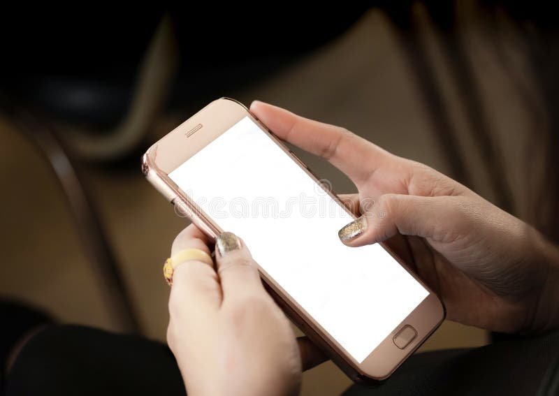Leerer Schirm der Note der erwachsenen Frau Handvon Smartphone Frauenhand mit der Nagelmaniküre und Goldring, die Mobiltelefon ha lizenzfreies stockfoto Leerer Schirm der Note der erwachsenen Frau Handvon Smartphone Frauenhand mit der Nagelmaniküre und Goldring, die Mobiltelefon ha lizenzfreies stockfoto