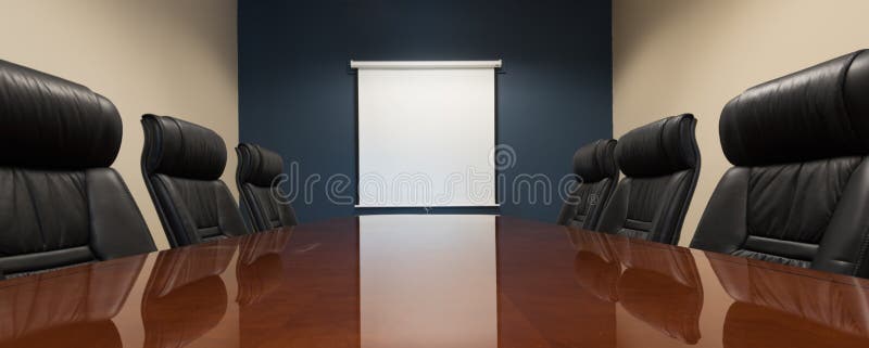Leerer Sitzungssaal mit einem leeren Bildschirm stockfotografie Leerer Sitzungssaal mit einem leeren Bildschirm stockfotografie