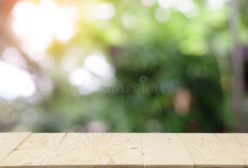 Leerer Spitzenholztisch und Unschärfenatur lizenzfreie stockfotos Leerer Spitzenholztisch und Unschärfenatur lizenzfreie stockfotos