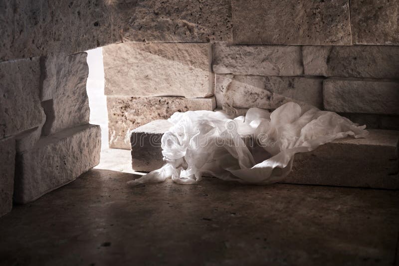 Leeres Grab, während Licht von außen leuchtet. Jesus-Christ-Auferstehung. christliches Osterkonzept.