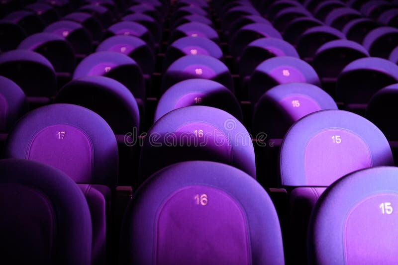 Leeres Kino mit purpurroten Sitzen stockbilder Leeres Kino mit purpurroten Sitzen stockbilder