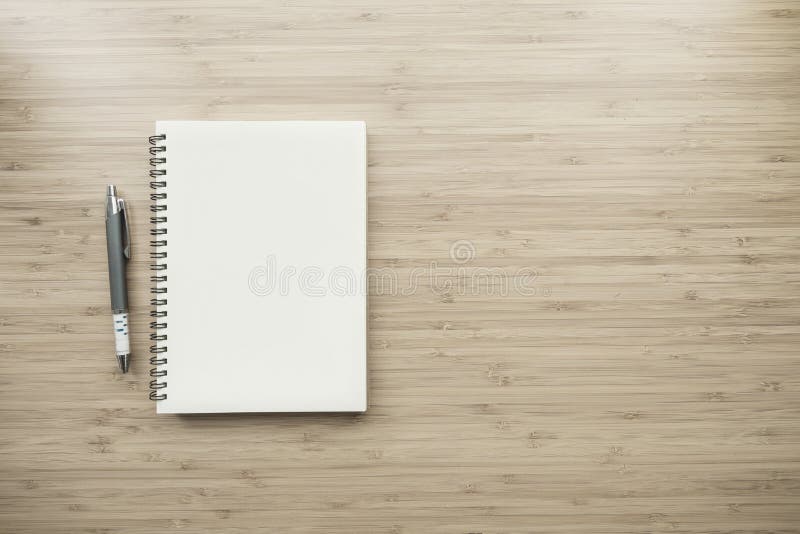 Leeres Notizbuch auf Schreibtischhintergrund. Leeres Notizbuch mit Stift auf hölzernem Schreibtischhintergrund