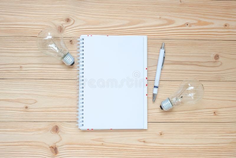 leeres Notizbuch mit Glühlampe und zerfallenem Papier auf Holztisch, Draufsicht und Kopienraum Idee, kreativ, Innovation, Lösung, stockfoto leeres Notizbuch mit Glühlampe und zerfallenem Papier auf Holztisch, Draufsicht und Kopienraum Idee, kreativ, Innovation, Lösung, stockfoto