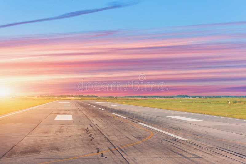 Leeres Rollbahnflughafenflugfeld und -wolken bei Sonnenuntergang stockfotos Leeres Rollbahnflughafenflugfeld und -wolken bei Sonnenuntergang stockfotos