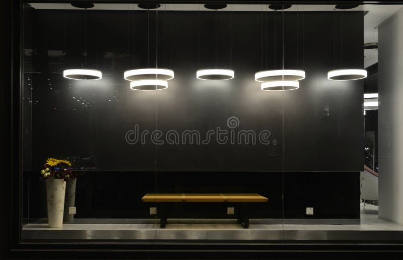 Leeres Schaufenster mit geführten Glühlampen, LED-Lampe benutzt im Shopfenster, Handelsdekoration, schwarzer grauer Hintergrund