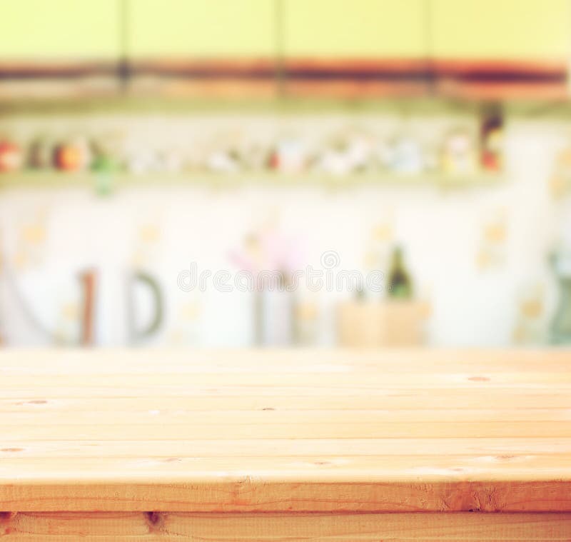 Leeres Tabellenbrett und defocused Retro- Küchenhintergrund lizenzfreies stockbild Leeres Tabellenbrett und defocused Retro- Küchenhintergrund lizenzfreies stockbild