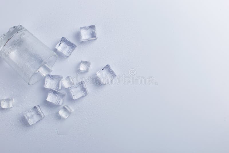 Leeres umgedrehtes Glas mit Eis auf weißem Grund lizenzfreie stockbilder