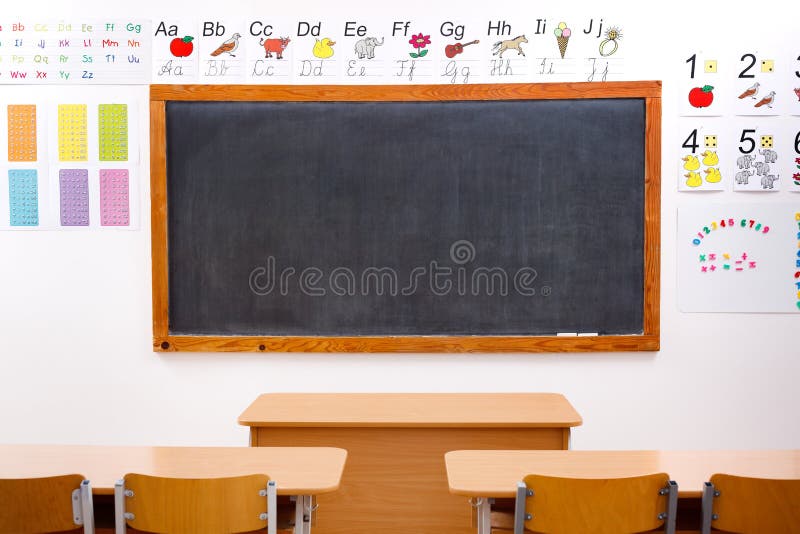 Leeres, verziertes grundlegendes Klassenzimmer