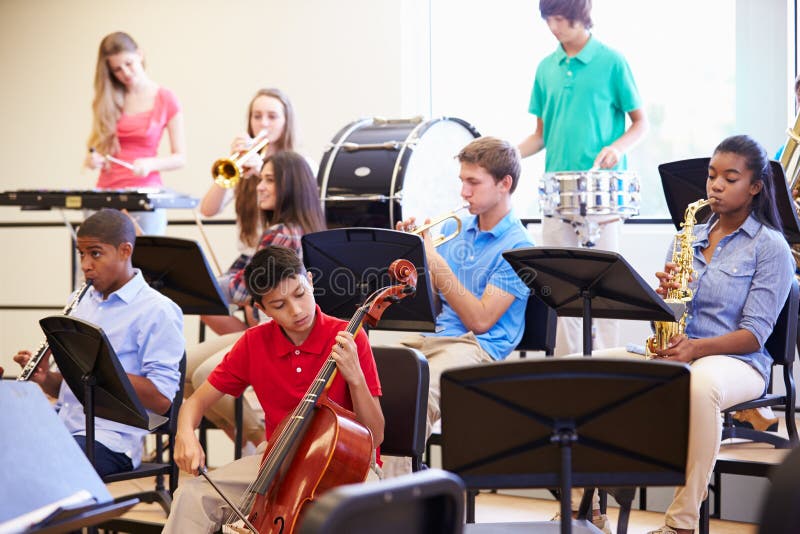 Leerlingen die Muzikale Instrumenten in Schoolorkest spelen