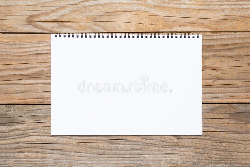 Leerseite eines Sketchbook auf einem alten Holztisch lizenzfreie stockfotos Leerseite eines Sketchbook auf einem alten Holztisch lizenzfreie stockfotos