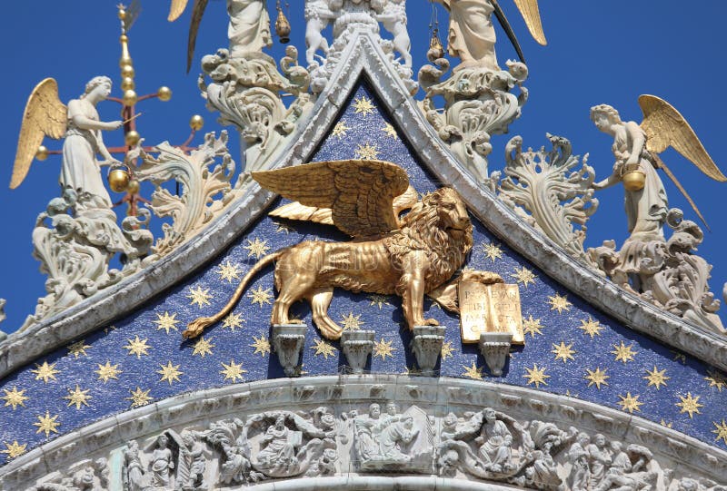 Leeuw met goudvleugels op de gevel van de basilica van sa