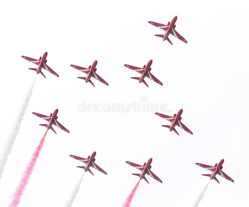 LEEUWARDEN NEDERLÄNDERNA - JUNI 10, 2016: RAF Red Arrows perf. LEEUWARDEN NEDERLÄNDERNA - JUNI 10, 2016: RAF Red Arrows som utför på det öppna huset för holländskt flygvapen på Juni 10, 2016 på det Leeuwarden flygfältet, Nederländerna