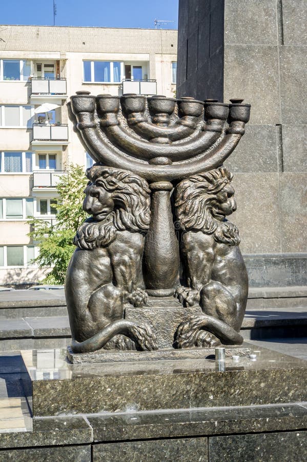 Leeuwen met Menorah dichtbij het Museum van de Geschiedenis van Poolse Joden in Warshau, Polen stock foto Leeuwen met Menorah dichtbij het Museum van de Geschiedenis van Poolse Joden in Warshau, Polen stock foto