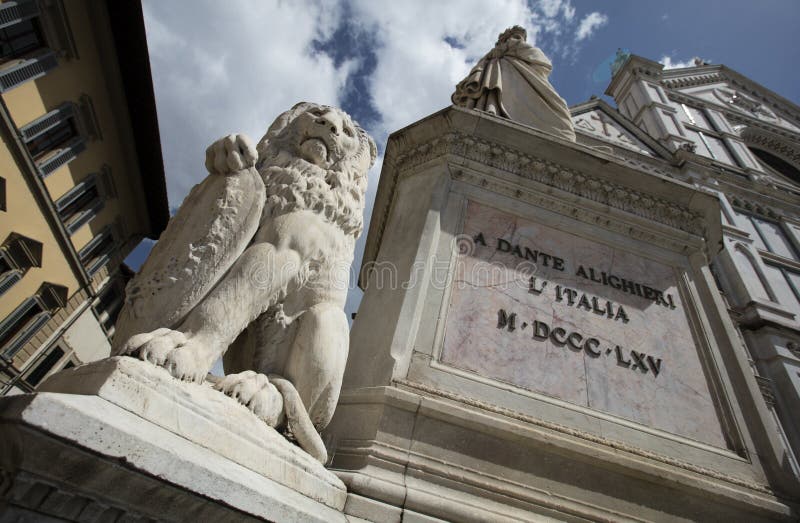 Leeuwstandbeeld en standbeeld van Dante buiten Basiliekdi Santa Basilica van het Heilige Kruis, Florence, Italië - 23 Mei 2016 stock foto Leeuwstandbeeld en standbeeld van Dante buiten Basiliekdi Santa Basilica van het Heilige Kruis, Florence, Italië - 23 Mei 2016 stock foto