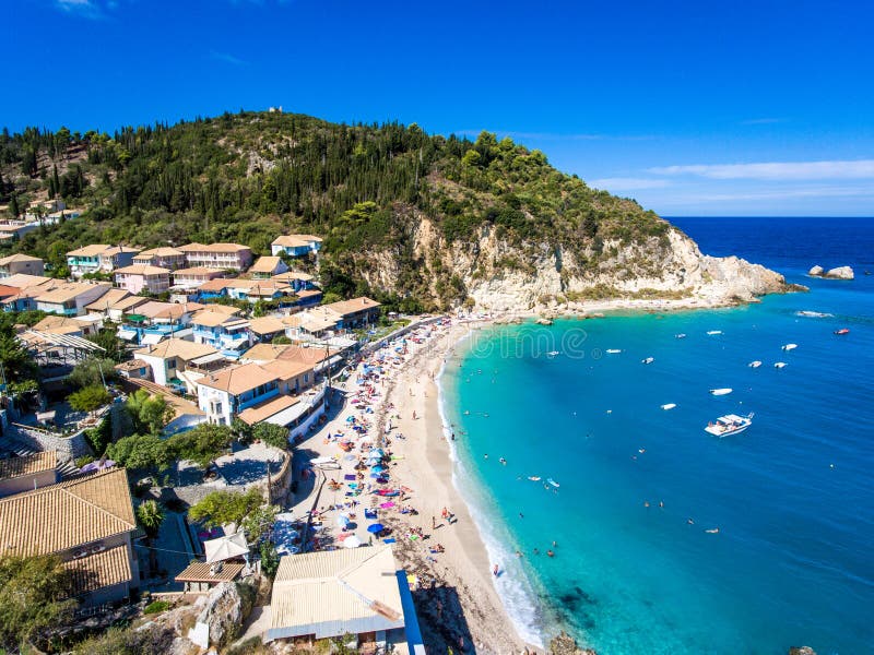 Lefkada Agios Nikitas Beach med turister på den sandiga stranden och royaltyfri fotografi Lefkada Agios Nikitas Beach med turister på den sandiga stranden och royaltyfri fotografi