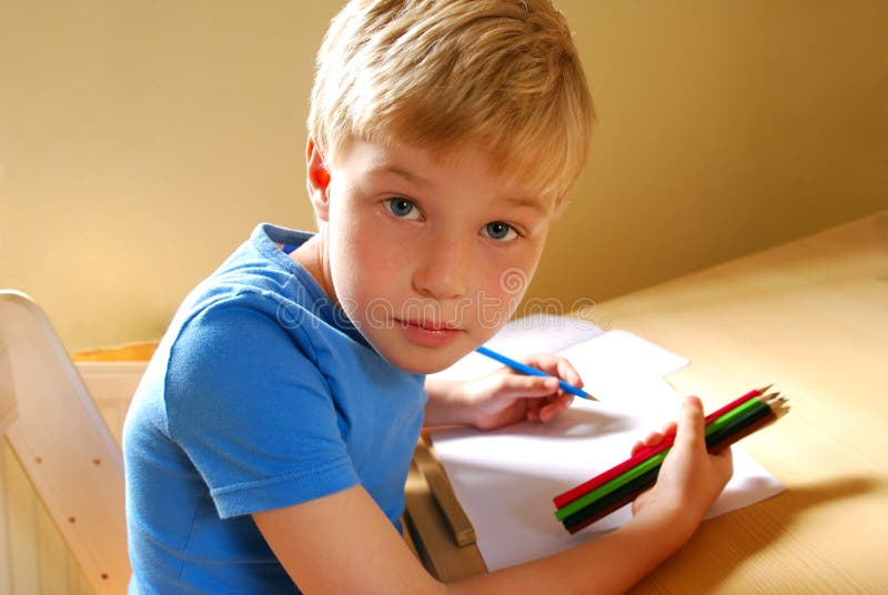 Ritratto Carino nove anni vecchio ragazzo disegno colore matite.