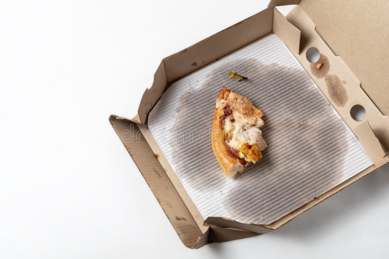 Leftover pizza in een open kartonnen pizzadoos. bovenaanzicht royalty-vrije stock foto