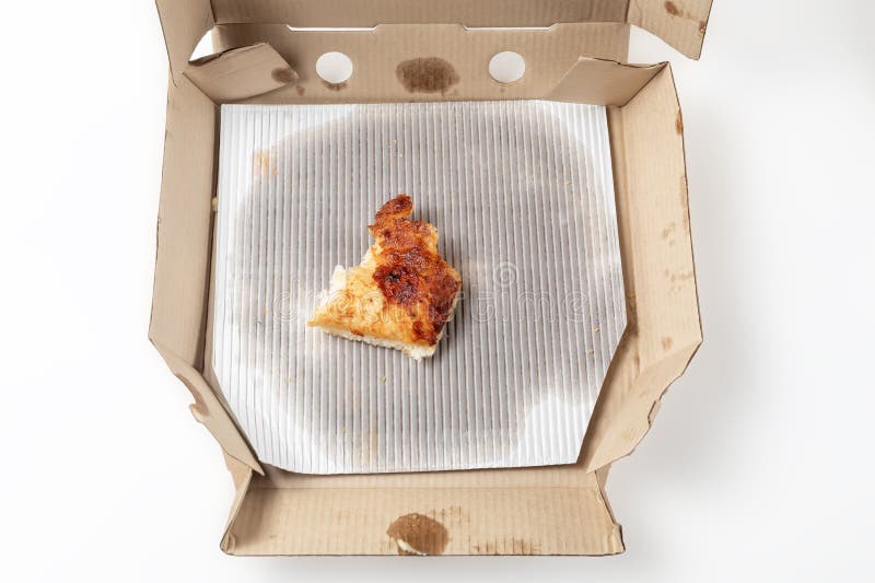 Leftover pizza in een open kartonnen pizzadoos. bovenaanzicht stock afbeeldingen