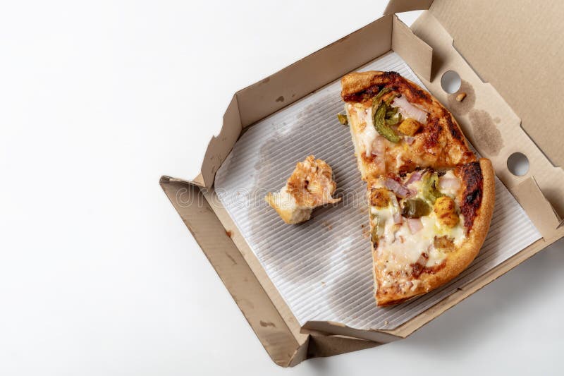 Leftover pizza in open kartonnen doos geïsoleerd op witte achtergrond royalty-vrije stock afbeelding