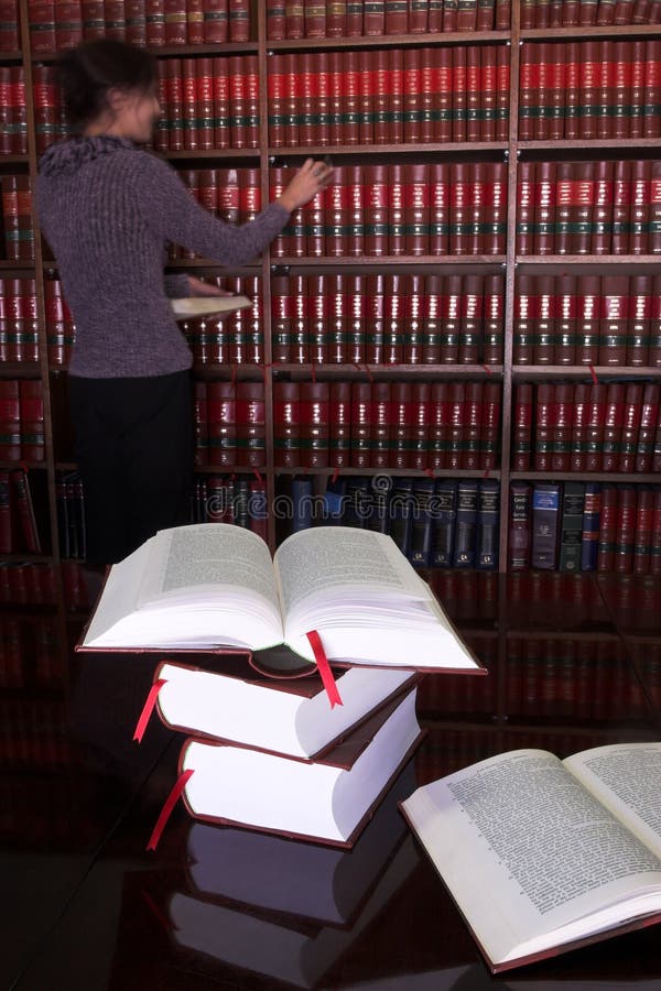 Legale libri sul tavolo South African Law Reports Interno che fa la ricerca.