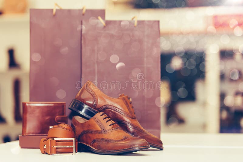 hangen vervangen Jasje Legante Mannen Leren Schoenen, Gordel, Portemonnee En Boodschappentassen Op  De Achtergrond in De Schoenenwinkel Stock Afbeelding - Image of leer,  klassiek: 168798493