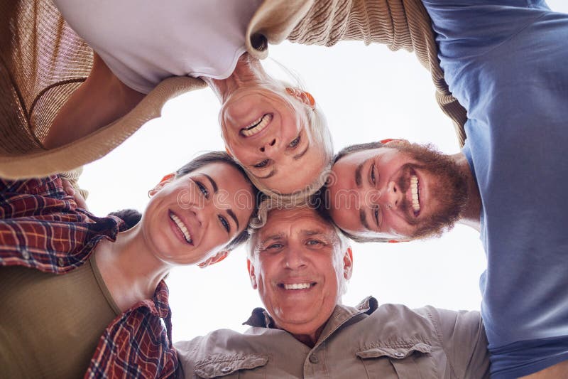Legaturi și familie cu portret zâmbet și dragoste pentru părinții maturi în vacanță și în aer liber. Îmbrățișează femeile și royalty free stock photos