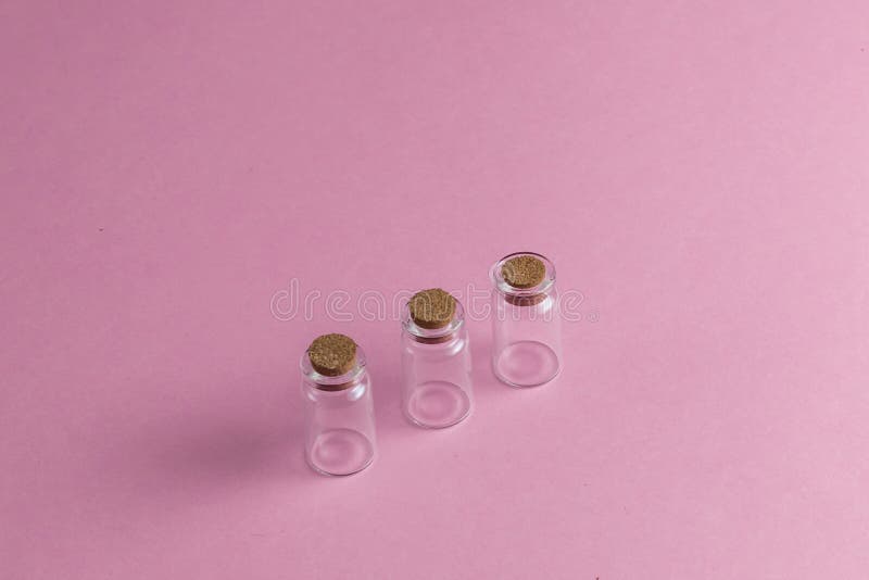 Lege ampullen op de roze lijst royalty-vrije stock foto Lege ampullen op de roze lijst royalty-vrije stock foto