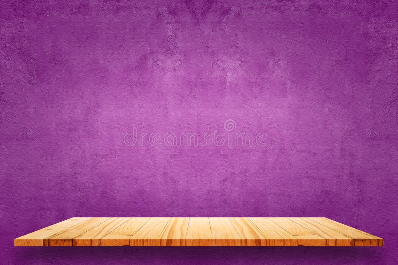 Lege bovenkant van houten planken en de purpere achtergrond van de cementmuur stock foto Lege bovenkant van houten planken en de purpere achtergrond van de cementmuur stock foto