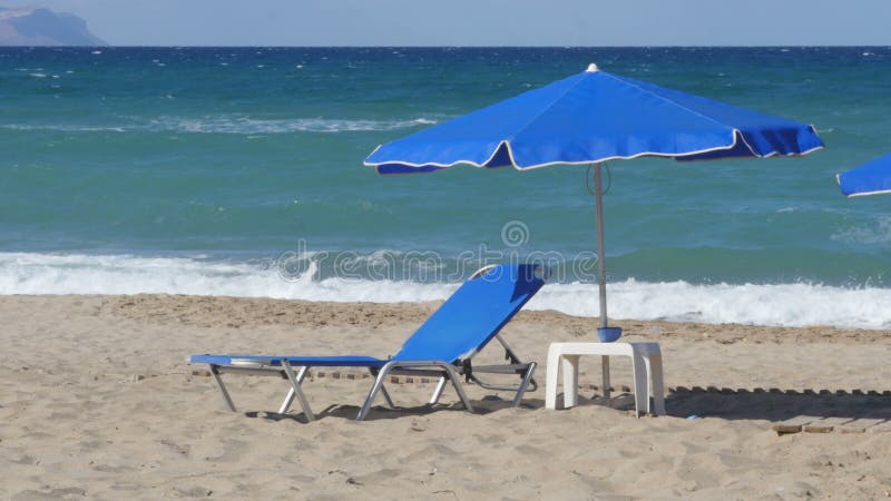 Lege Chaise Longue Under Sun Umbrella op de Oceaankust