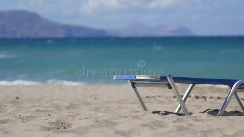 Lege Chaise Longue Under Sun Umbrella op de Oceaankust