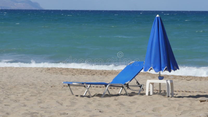 Lege Chaise Longue Under Sun Umbrella op de Oceaankust