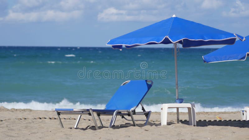 Lege Chaise Longue Under Sun Umbrella op de Oceaankust