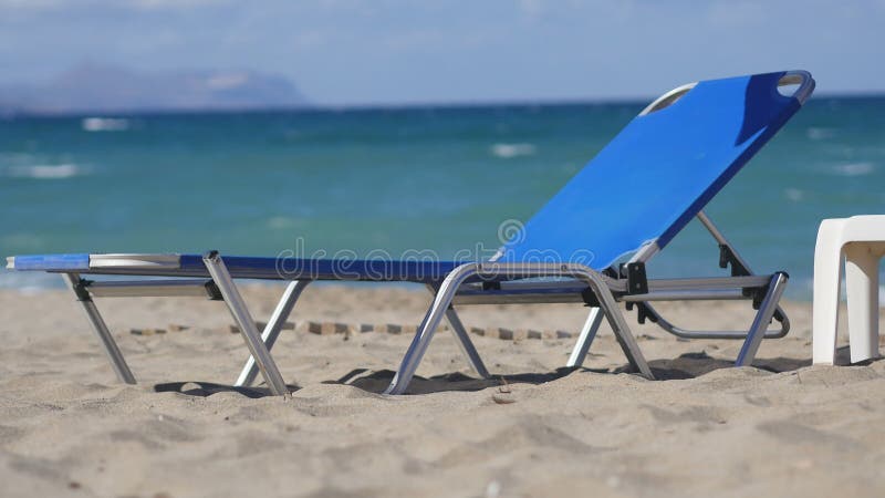 Lege Chaise Longue Under Sun Umbrella op de Oceaankust