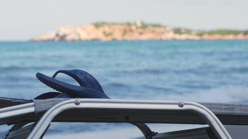 Lege Chaise Longue Under Sun Umbrella op de Oceaankust