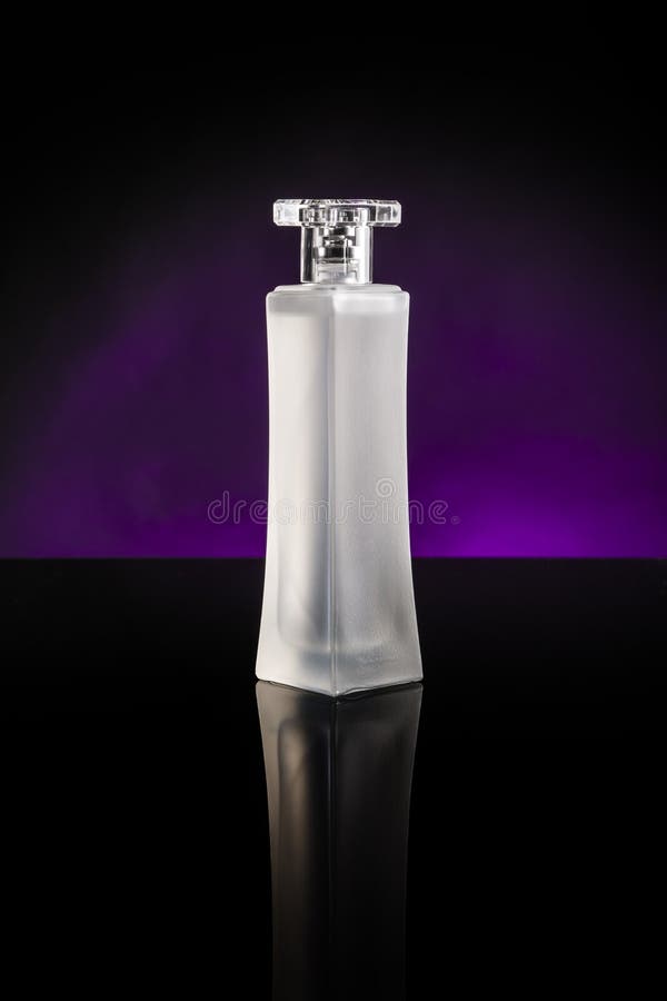 Lege die parfumfles zwarte over violette kleurenachtergrond wordt overdacht royalty-vrije stock foto's Lege die parfumfles zwarte over violette kleurenachtergrond wordt overdacht royalty-vrije stock foto's
