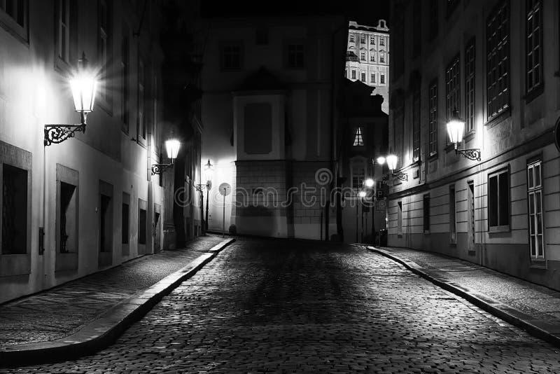 Lege die straat van Praag op het kwart van Malà ¡ Strana, een vreedzaam en geheimzinnig gebied van dit kapitaal wordt gevestigd royalty-vrije stock fotografie Lege die straat van Praag op het kwart van Malà ¡ Strana, een vreedzaam en geheimzinnig gebied van dit kapitaal wordt gevestigd royalty-vrije stock fotografie