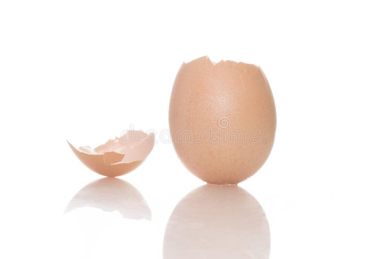 Lege gebroken eishell op een witte achtergrond stock foto Lege gebroken eishell op een witte achtergrond stock foto