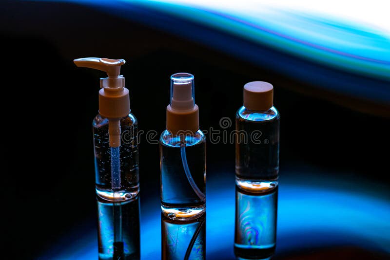 Lege glas kosmetische flessen op zwarte achtergrond voor drukontwerp royalty-vrije stock fotografie Lege glas kosmetische flessen op zwarte achtergrond voor drukontwerp royalty-vrije stock fotografie