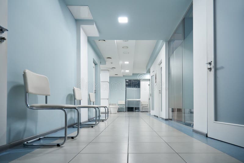 Lege hedendaagse ziekenhuiscorridor kliniekgang interieurachtergrond.