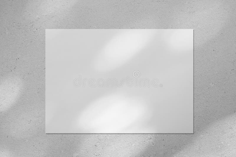 Lege, horizontale, witte rechthoekposter met diagonale vensterschaduw op de wand
