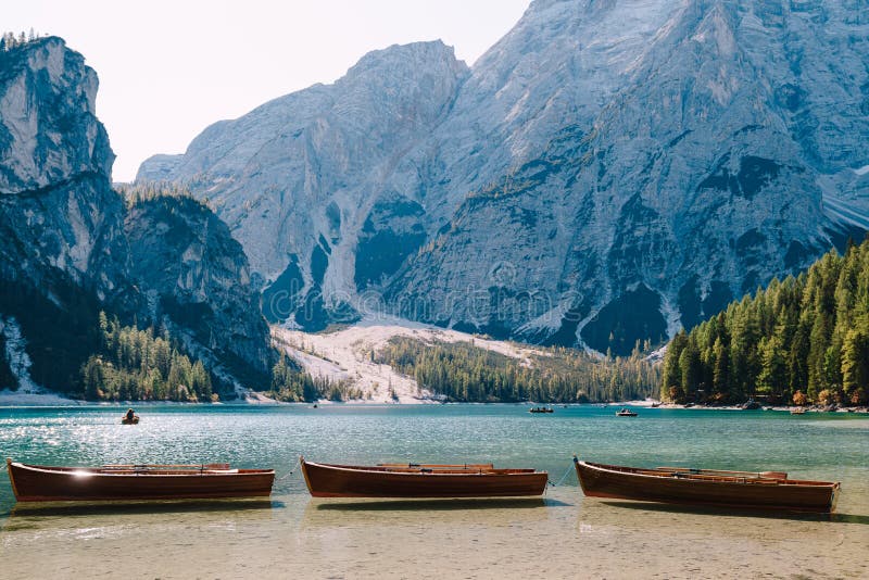 Lege Houten Boten Op De Lago Di Braies Op De Achtergrond Van