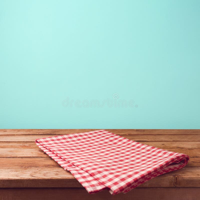 Lege houten deklijst en rood gecontroleerd tafelkleed